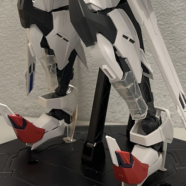 現在製作中、ライジングフリーダムに近いデザインにしたいと思ってます航空機すぎる羽をカットしたり、脚部の外装は大胆に変更してます（写真2枚目）。Xにしか進捗上げてなかったのでこちらにも投下💣私生活が忙しいこともあり、完成はまだまだ先になりそうな予感（2枚目）