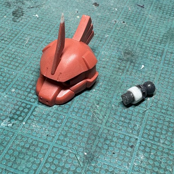 少しずつ進めてます首の延長工作2mmほど伸ばしました首との接続部は切り飛ばした時別宇宙に移行してしまったので柔プラのランナーから一面を削り出して新造1mm丸プラ棒を芯に入れて周囲を3mm 強のザグリ接着してから首の凹深さに合わせてカット（2枚目）