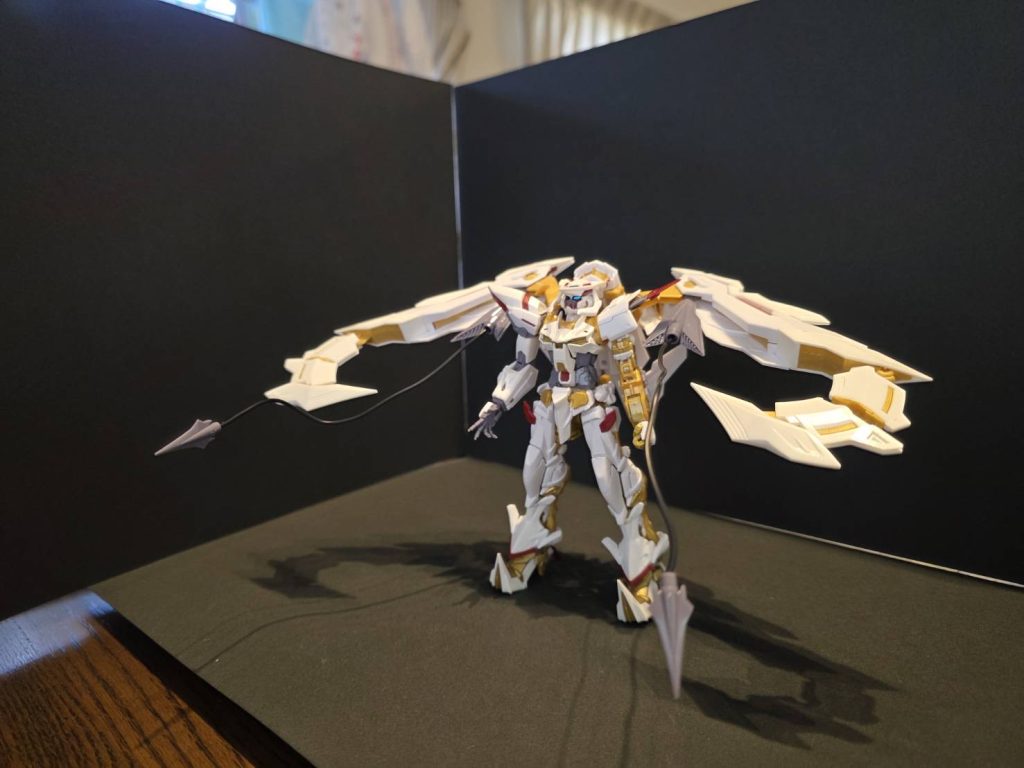 作品を作ってみて･赤色をメタリックに塗装したかった。･金色のパーツの色が気に入らないので、再塗装したかった。実はこれの兄弟機見たいのがあるので、そっちでは今回の反省を活かして重塗装で仕上げます。 