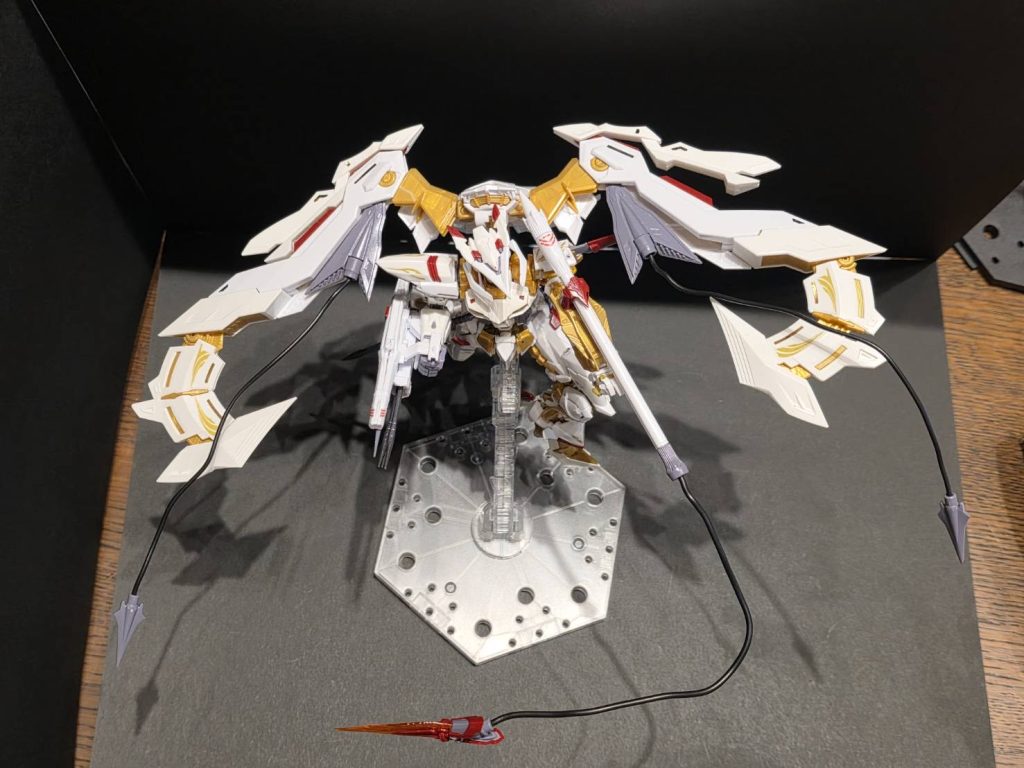 このキットには銅線が付属していて、繋げることでパーツを飛ばすことが出来て、より迫力が増します。銅線の先端に付いているものは先端をシャープにヤスリで削りました。特にクリアパーツは痛いです。シャープにしすぎました。