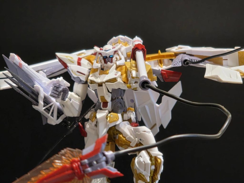 この機体はたくさん武器が付いています。背中についているのはマガイノクタチ。めっちゃでかいです。可動域がとても大きいのでかなり変形します。銅線（ワイヤー）が２本右手に装備しているのはトリケロス改。三本の槍を射出するものだと思います。左手に装備しているのは、オオツキノカガミ。クリアオレンジの槍をつけることができるみたいです。