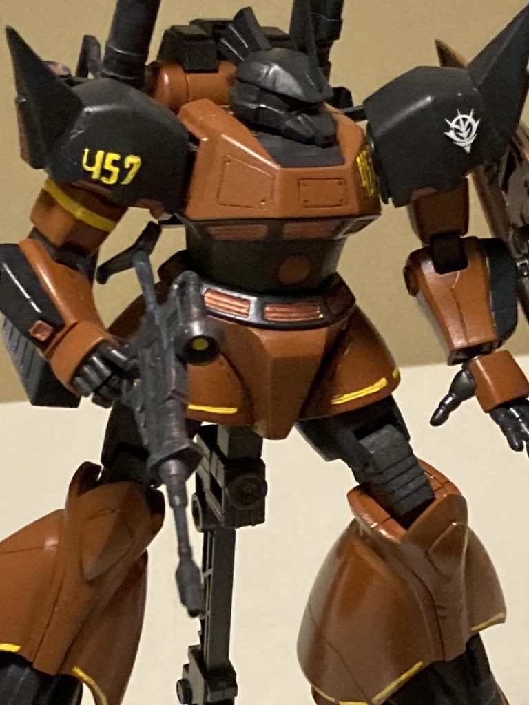 ジオンマーク以外は手書きですね。