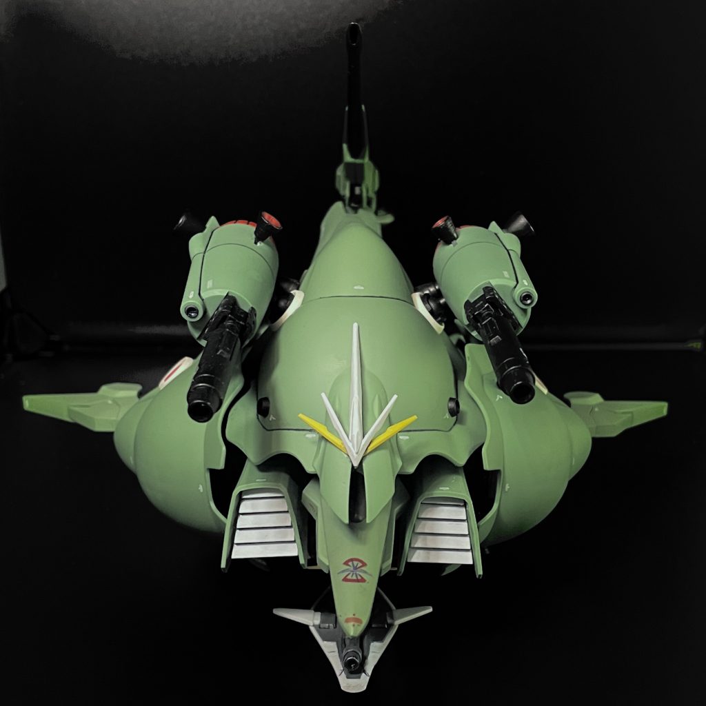  振り返り今回は「緑のガンダム」を「ジオン風MAに変形するカオスガンダム」をベースにしたことで兵装ポッドとリアアーマーをジャンクシャトリアのバインダーに差し替えつつ後は適当なジャンクパーツでエルメスの意匠に合うように装飾するだけのお手軽ミキシングにできたのが一番のラッキーポイントと言いつつも現時点でジークアックス関連キットはまだ一つも入手できていないのが悲しいので、いつかは中のカオスをGQガンダムに入れ替えて「赤いガンダムに変形する赤いエルメス」または赤い (白い)ガンダムを緑に塗装して「エルメスから変形する緑のGQガンダム」にしてみる予定 αサイコミュを乗せ替えるのではなく合体させるという初期プランとして (赤いガンダムは暫く入手できなさそうだけど)実現してみたい  (追記)