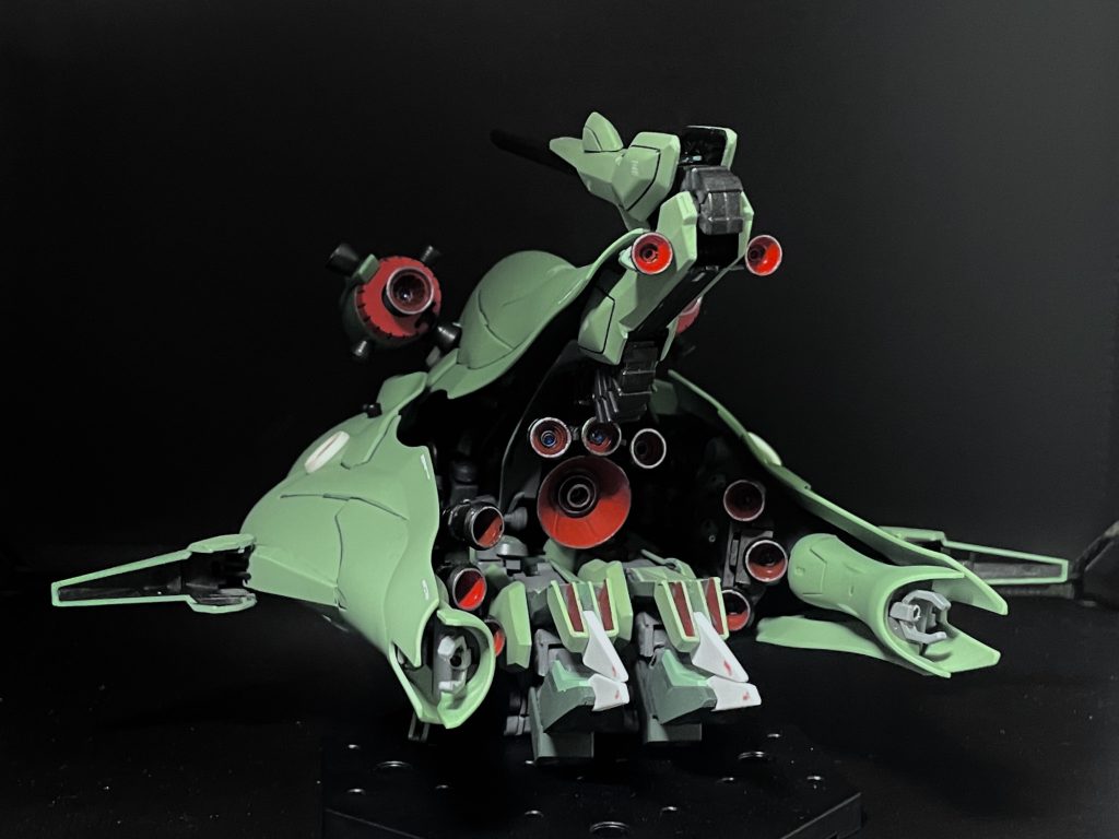 以前からの構想としては単純にクシャトリアベースでエルメスを作るだけなら先人も数多いる案のパクりでしかなく芸が無いかなと思っていただけで具体的にカオスと組み合わせようと思い立ったのはほんの気紛れというかほぼ閃きお気に入りのカオスガンダム高速巡行MAモードがより流麗なシルエットに変身