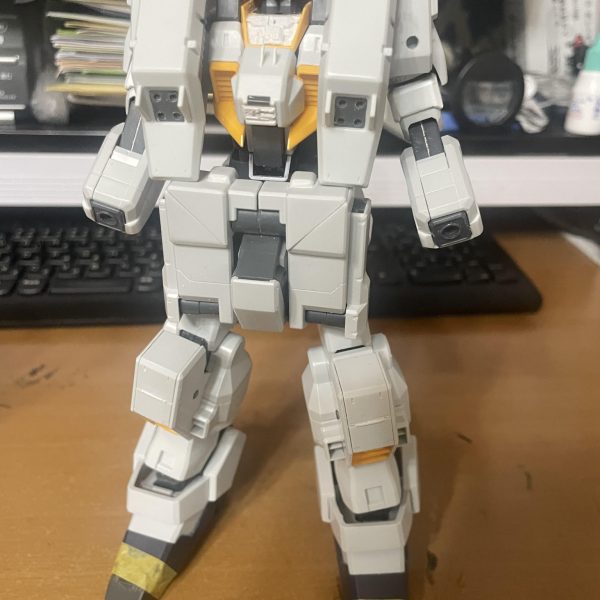 半年ぶりにガンプラに戻ってきました！二の腕、太ももの延長、俺設定ブースター、そしてなんちゃってギガンティックアーム(写真無し😭)を計画中です。ミサイルパッドは2個にして、外側に移動しました。（4枚目）