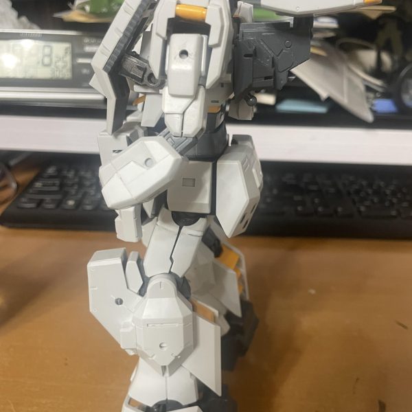 半年ぶりにガンプラに戻ってきました！二の腕、太ももの延長、俺設定ブースター、そしてなんちゃってギガンティックアーム(写真無し😭)を計画中です。ミサイルパッドは2個にして、外側に移動しました。（2枚目）