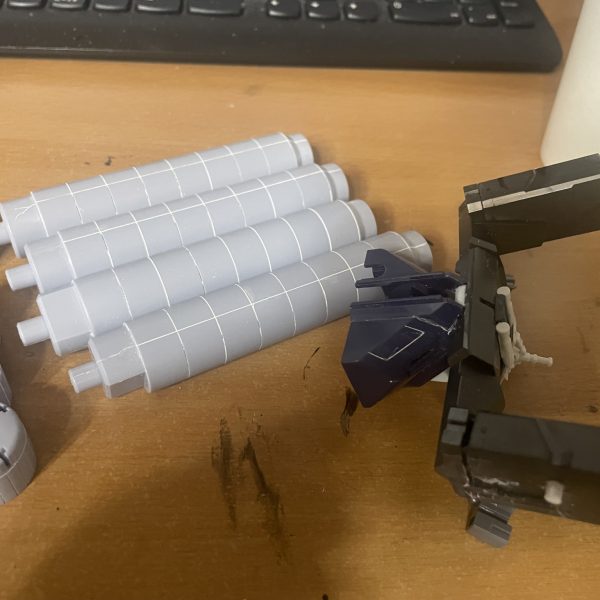 半年ぶりにガンプラに戻ってきました！二の腕、太ももの延長、俺設定ブースター、そしてなんちゃってギガンティックアーム(写真無し😭)を計画中です。ミサイルパッドは2個にして、外側に移動しました。（3枚目）