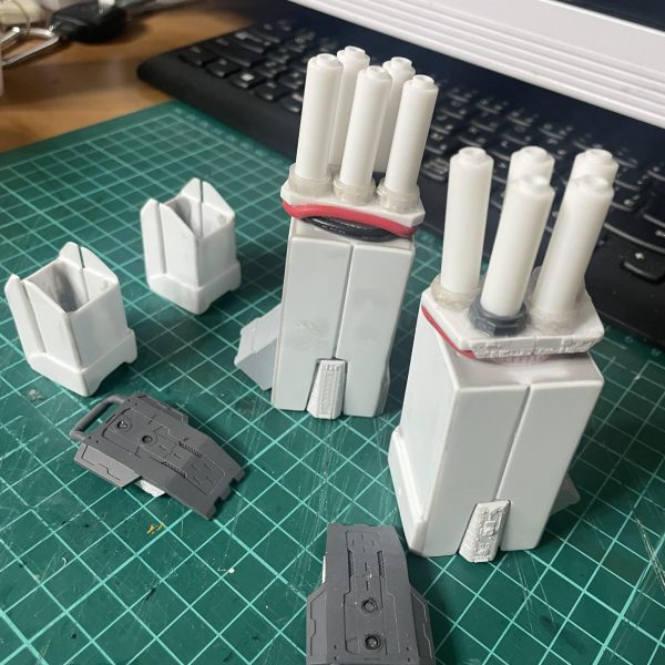でっちあげギガンティックアームの制作途中。指のメガ粒子砲も作ってみてはいるけど、俺の技術的な問題で、ネオジオングの指にしちゃった　😅　3Dプリンタは無いので、プラ板制作です（3枚目）