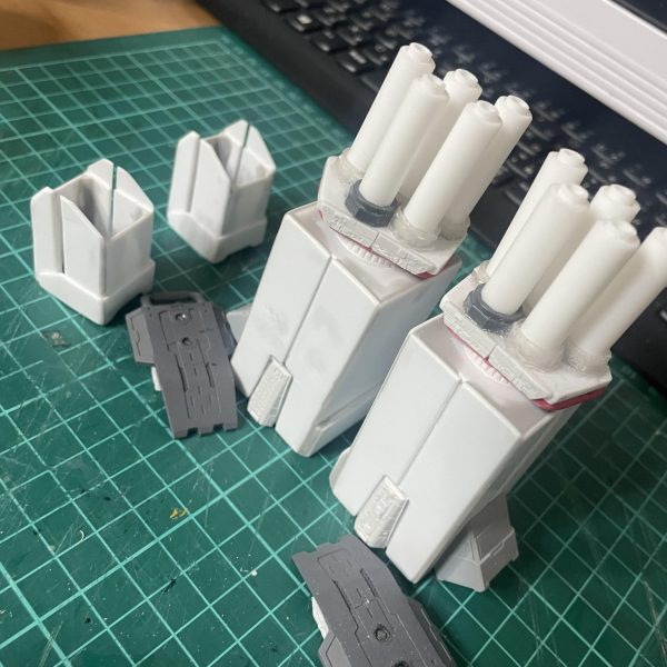 でっちあげギガンティックアームの制作途中。指のメガ粒子砲も作ってみてはいるけど、俺の技術的な問題で、ネオジオングの指にしちゃった　😅　3Dプリンタは無いので、プラ板制作です（2枚目）