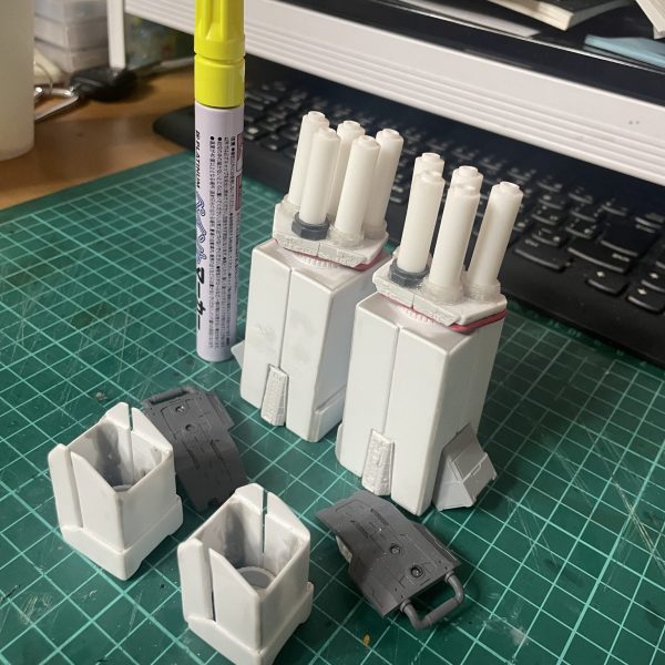 でっちあげギガンティックアームの制作途中。指のメガ粒子砲も作ってみてはいるけど、俺の技術的な問題で、ネオジオングの指にしちゃった　😅　3Dプリンタは無いので、プラ板制作です（1枚目）