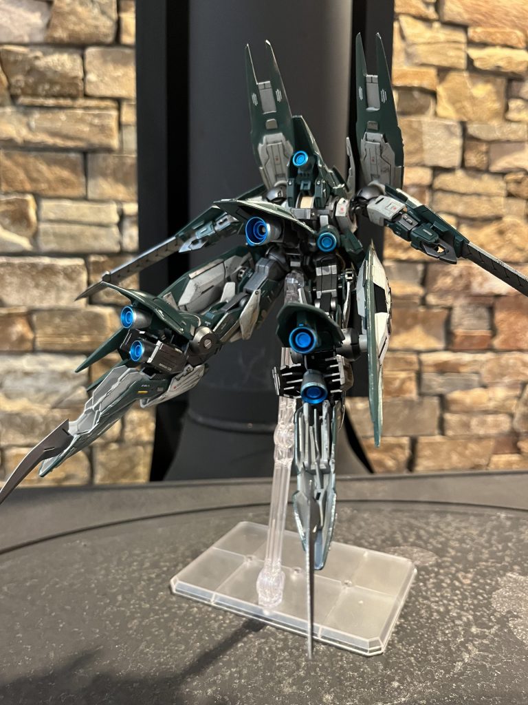 そして今回はスラスターの色を青にしてみました!以外にも似合っていてよかったです(*´˘`*)