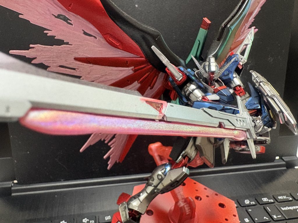 やはりデスティニーSpecⅡと言えば、最大稼働になった時の赤い関節ですよね。関節にはガンダムマーカーロイヤルメタレッドを使用しています。光の翼とアロンダイトのビーム刃にはトランザムホロレッドを使用しています。ちなみに台座は最近塗装したものです。こちらはトランザムホロレッドとロイヤルメタレッドで光の翼の粒子を表現したかったのですが…思いのほかロイヤルメタレッドが強すぎて疑似太陽炉のGN粒子っぽくなってしまいました…。もっとピンク目のものを使用していればと悔やまれます。 