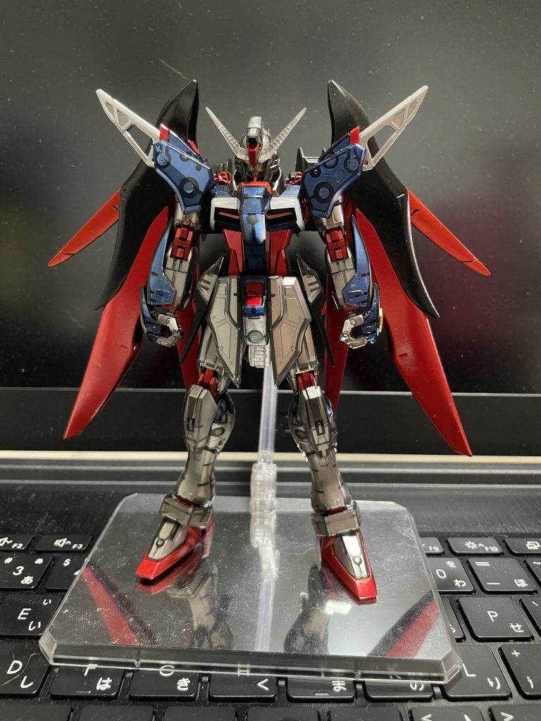 まずは正面から。このデスティニーもガンダムマーカーで作成しています。装甲部は色に深みを出すため、完全に乾燥した後、黒サーフェイサーを塗布しています。
