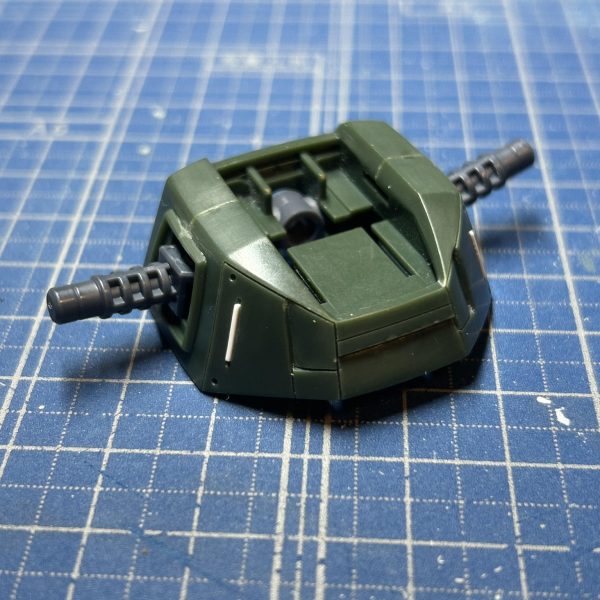 歳を重ねるたびに、徹夜制作が厳しくなってまいります。体力の衰えから、集中力の持続時間が短くなっています！現在、工作パートは、八割くらい終了。頭部と顔の形状変更、胴の延長、股関節の幅増し、フロントは、スカートタイプに変更。全体的にディテールの追加。後は、残り二割の制作と細かい修正にて塗装！（5枚目）