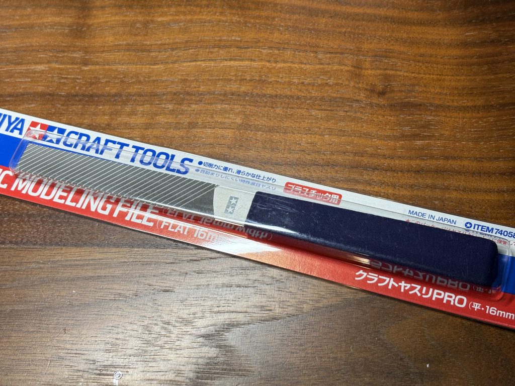 作品名：新兵器導入<p>ヤスリがけのし過ぎなのか肩から首が痛くなりまして😅効率アップのため新たな板ヤスリを導入。細かく、キレ過ぎない程によくキレて、削り粉も詰まりにくくて良い感じですね😊 僕はヤスリがけの番手は金属の板ヤスリ、240番スポンジヤ […]</p>