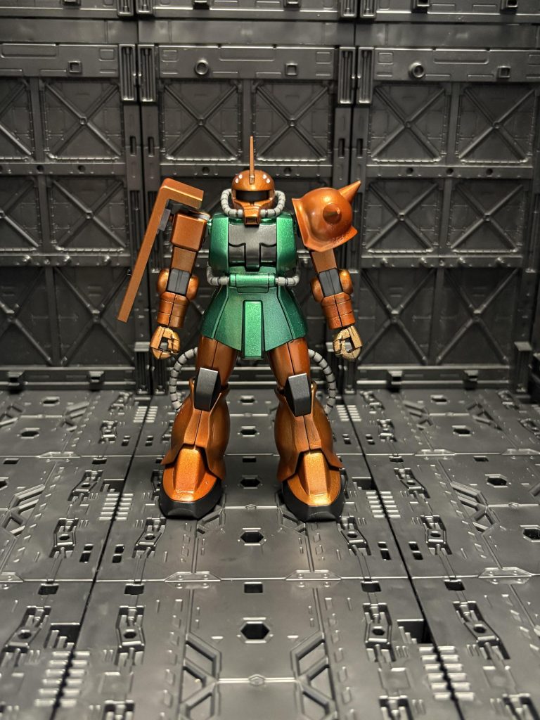 今回は少し塗装が失敗してしまい、ムラがありますが、そのまま製作しました。また、塗料が少し足らなかったので、手の部分は少し色が薄いです。あ、このザクは、股関節を改修した機体でもあります。