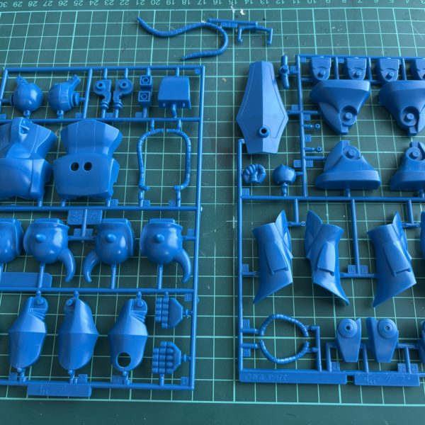 暑くて。なんだか無性にグフが作りたくなったので、仕掛かりの手を休めて積んであったグフに取り掛かります😅（3枚目）