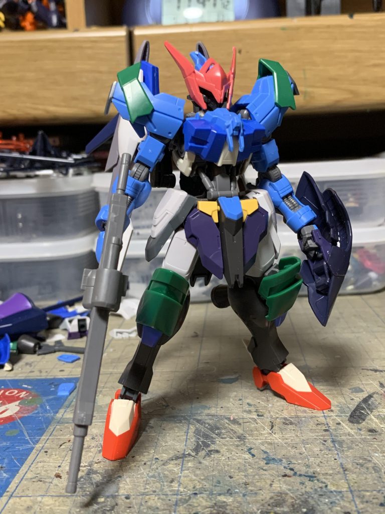 今回はトップの写真からわかるように、ガンダムフレームの太もも付け根の簡単な延長を行いす。今改造中のこちらを比較として上げておきます。