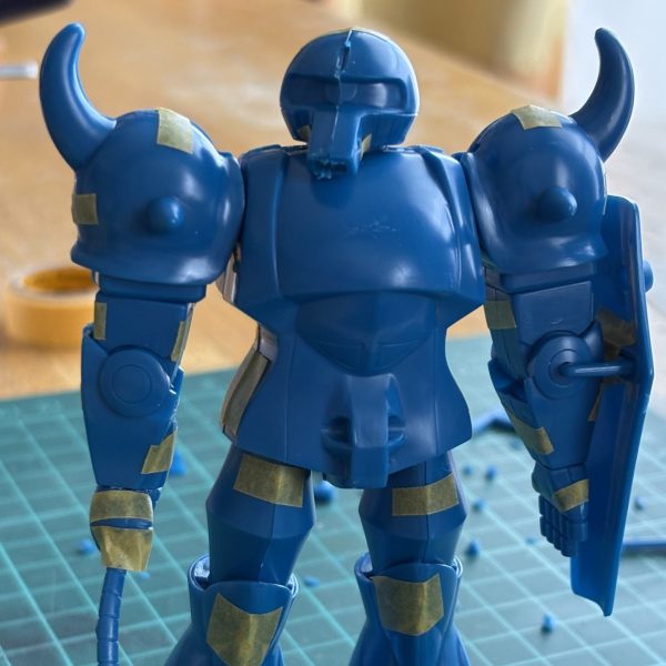 暑くて。なんだか無性にグフが作りたくなったので、仕掛かりの手を休めて積んであったグフに取り掛かります😅（1枚目）