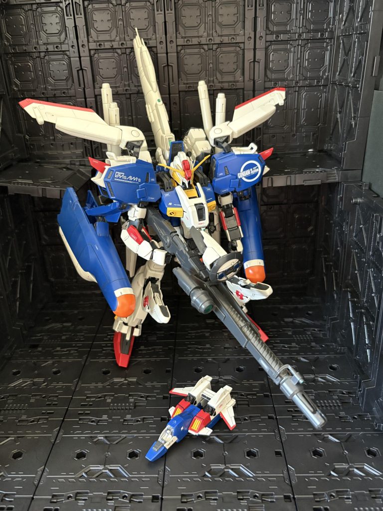 ビームサーベルは膝アーマー裏側に