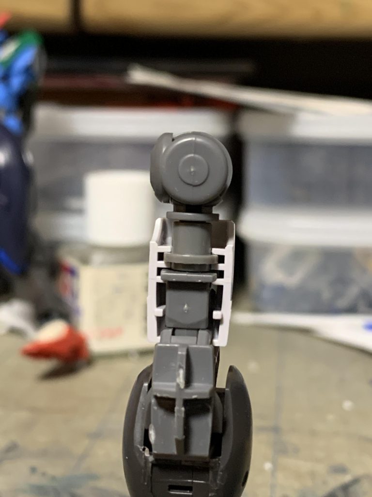 加工できたらプラサポを取り付けます。上記のように外装だけ削っとけばハマりますので。ただ、このままでは貧弱な印象ですので、太らせることにします。