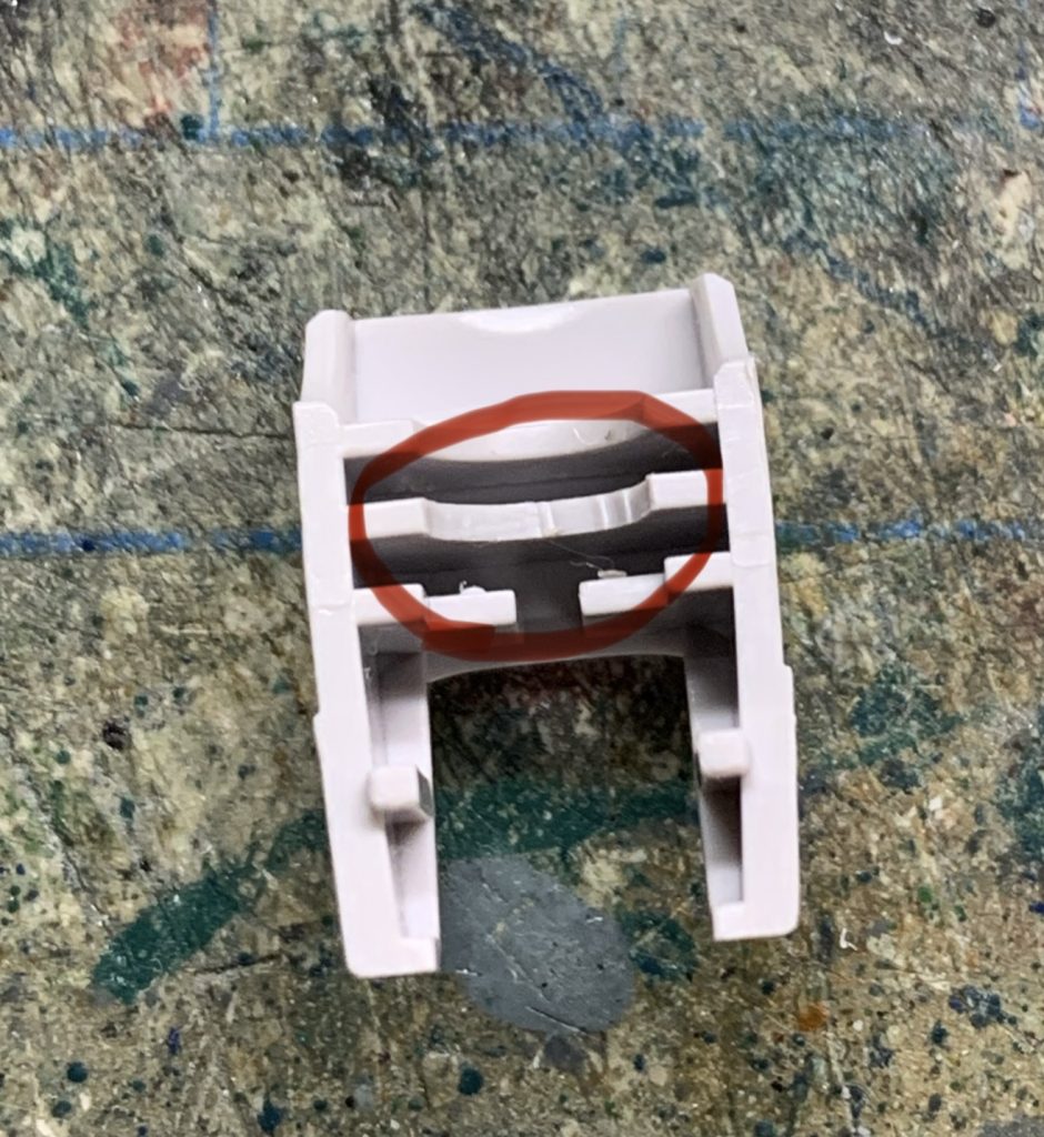 まずは太もも外装のこの部分を上の穴と同じ径に削ります。ぶっちゃけ工作はこの部分のみです。