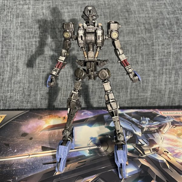 HG ガンダムヴィダールの骨格を筆塗り塗装。【骨格ベース】サフ：メカサフヘヴィ下塗り：H18 黒鉄色上塗り：H72 焼鉄色    （2枚目）