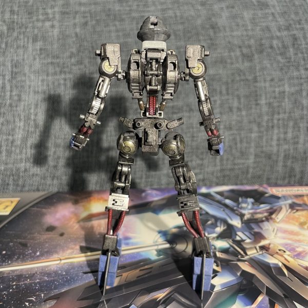 HG ガンダムヴィダールの骨格を筆塗り塗装。【骨格ベース】サフ：メカサフヘヴィ下塗り：H18 黒鉄色上塗り：H72 焼鉄色    （3枚目）