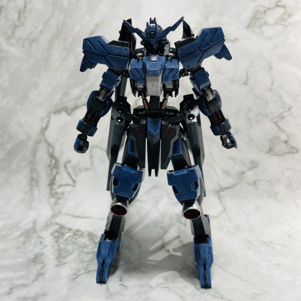 HG ガンダムヴィダールの装甲を筆塗り塗装。サフは全部メカサフヘヴィで。使用塗料について 【青装甲】下塗り：コバルトブルー上塗り：すみれ色 【黒装甲】上塗り：ミッドナイトブルー下塗り：グレーバイオレット 【白装甲】上塗り：ガルグレー下塗り：グランプリホワイト 汚しを加えるので、青装甲にすみれ色をもうちょい重ねるかも。（2枚目）