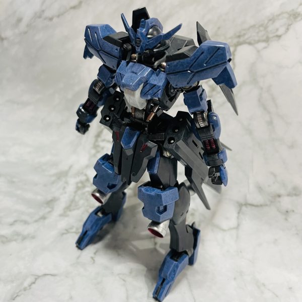 HG ガンダムヴィダールの装甲を筆塗り塗装。サフは全部メカサフヘヴィで。使用塗料について 【青装甲】下塗り：コバルトブルー上塗り：すみれ色 【黒装甲】上塗り：ミッドナイトブルー下塗り：グレーバイオレット 【白装甲】上塗り：ガルグレー下塗り：グランプリホワイト 汚しを加えるので、青装甲にすみれ色をもうちょい重ねるかも。（4枚目）