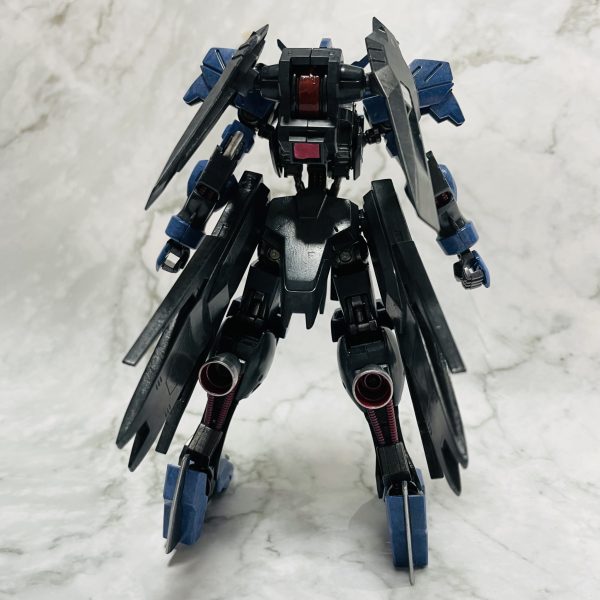 HG ガンダムヴィダールの装甲を筆塗り塗装。サフは全部メカサフヘヴィで。使用塗料について 【青装甲】下塗り：コバルトブルー上塗り：すみれ色 【黒装甲】上塗り：ミッドナイトブルー下塗り：グレーバイオレット 【白装甲】上塗り：ガルグレー下塗り：グランプリホワイト 汚しを加えるので、青装甲にすみれ色をもうちょい重ねるかも。（3枚目）