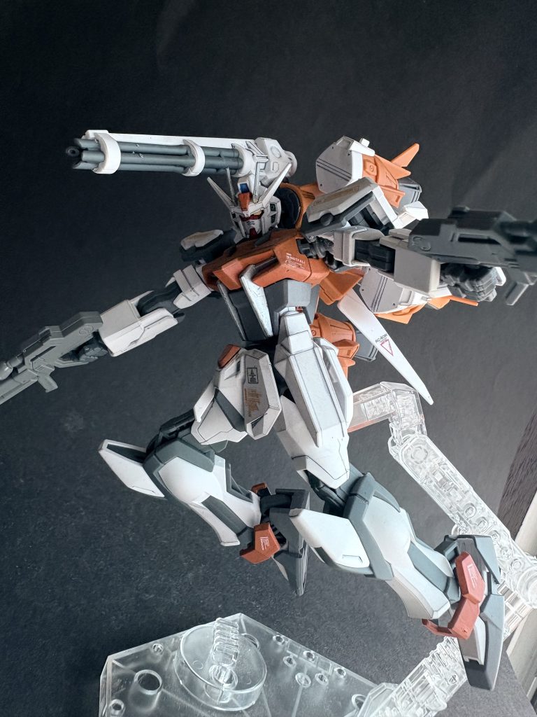 付属のバルカンを手に持てるギミックあるけど要らないよね。こうすればいいんだし。より凶悪。