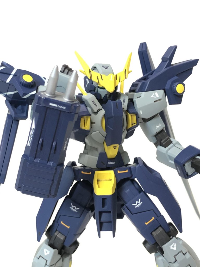 続きまして、パイルブレイカーの『ハイボルファング』です。リーチが少し短いですが、相手に接近し突き刺して、突き刺した杭から高圧電流を流し込み、電気系統を制御不能にします。写真ではポージングの都合上右腕に装備させてます。(自分が右利きなので、左腕の武器でポージングとるのが苦手です…←あるあるですよね…???)