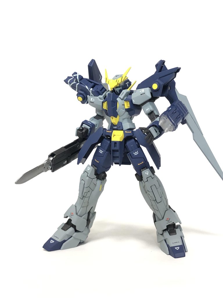 そしてこちらが私が製作を担当した近接戦闘機『ガンダムシルシュ』です。シルシュとは伝承に登場する、『毒蛇、ライオン、鷲、サソリ』の要素を併せ持つ竜で、今回は裏テーマとしてその要素を取り入れて製作しています。ガンダムデュナメスを改造して製作しようと思ったのですが、結局今回も大半がミキシングとなってしまいました…