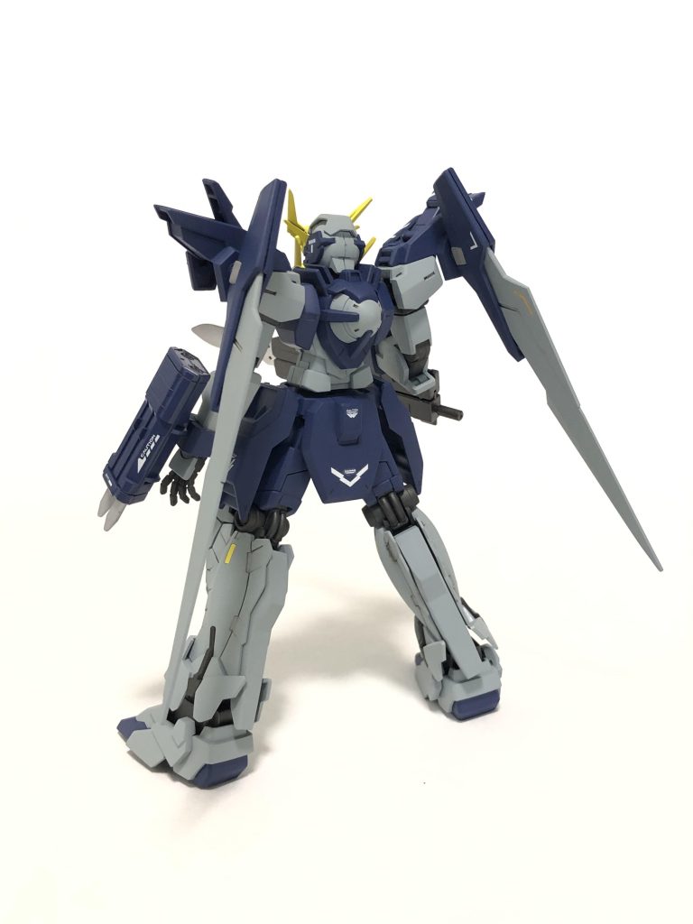 バックショットです。ウイングバインダーを元キットのAGE-2のように肩に取り付ける形式のままにしてしまったため、ポージングが取りづらくなってしまいました…近接機体なのにポージングが取りづらい、というなかなか致命的なことをやらかしてしまったなと反省しています…