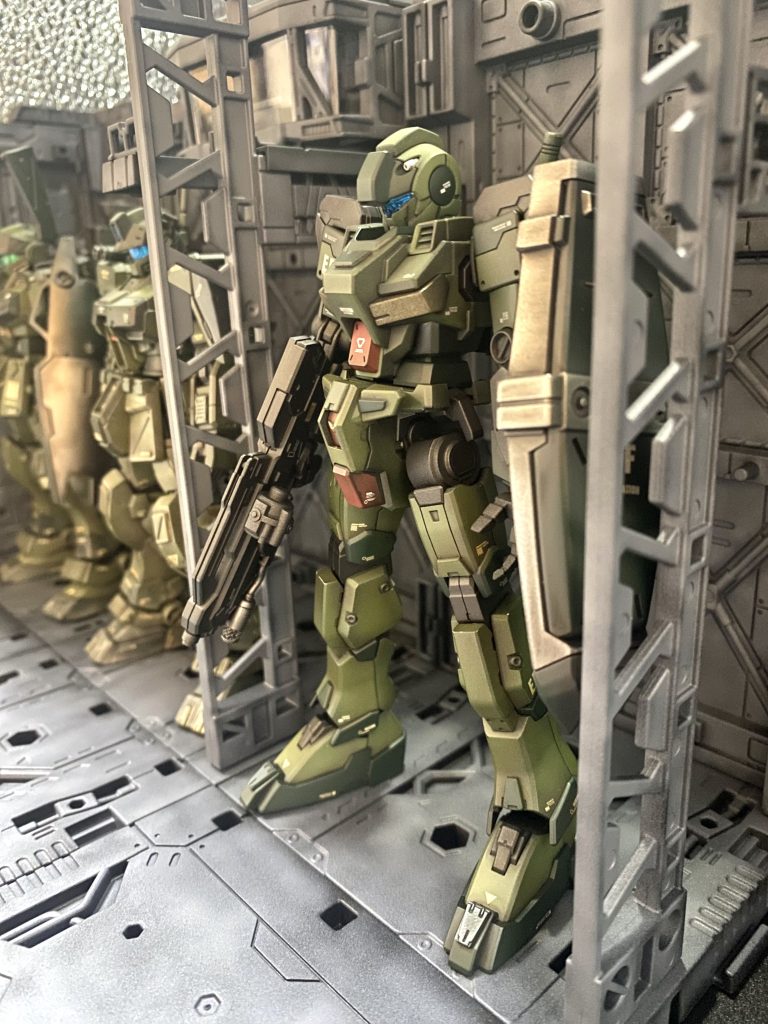 脳内設定をここで😊UC0080 後期、とある熱帯地域の前線。ジーライン本体が先行して基地に搬入された。基地内では、軽装過ぎる機体を見て不安の声が… 2号機パイロット「ずいぶんと、ガリガリなヤツが来たじゃないか。試作機にしても、コイツ… 戦力になるのか? まったく、上の連中が何を考えてるのか… 俺には分からないねぇ。」整備士A「ここまで軽装だと、中尉の2号機より機動性が高いかもしれませんよ。ただ、機体と一緒に送られてきたマニュアルデータをみると、コイツ専用のアーマーがあるみたいで。 なんでも、早く機体の調整をしたいと言うコイツのパイロットの要望で先に機体だけ運んだらしいですよ!」3号機パイロット「私のスナイパー2が後方支援仕様と考えますと、この子はマーマー装備の近接から中距離のアタッカー型と言うところですかね。」と、遠くで試作機の調整をメカニックと話し込んでいる青年のような新任パイロットを眺めながら、言葉を交わす3人がいた。