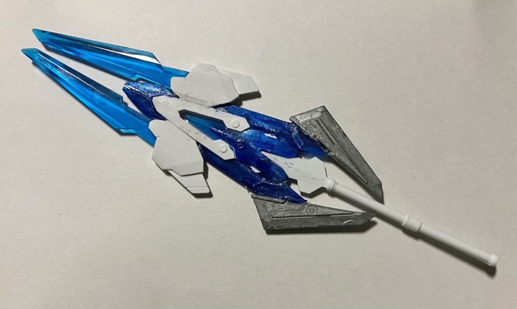 大鯨のように大きく刃渡りは１２.５㎝全長１６㎝と通常の機体よりも長いため汎用機・索敵機・機動性重視の機体が扱うのは困難であるため、使用できる機体は限られる。 