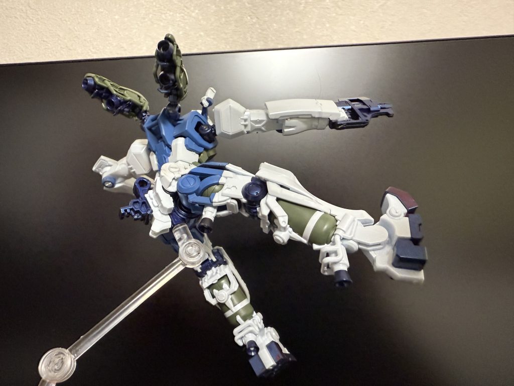 ブルーメタリックで関節の金属ｯって感じを出したかった、などと供述しており... あ。足の塗装薄いや()