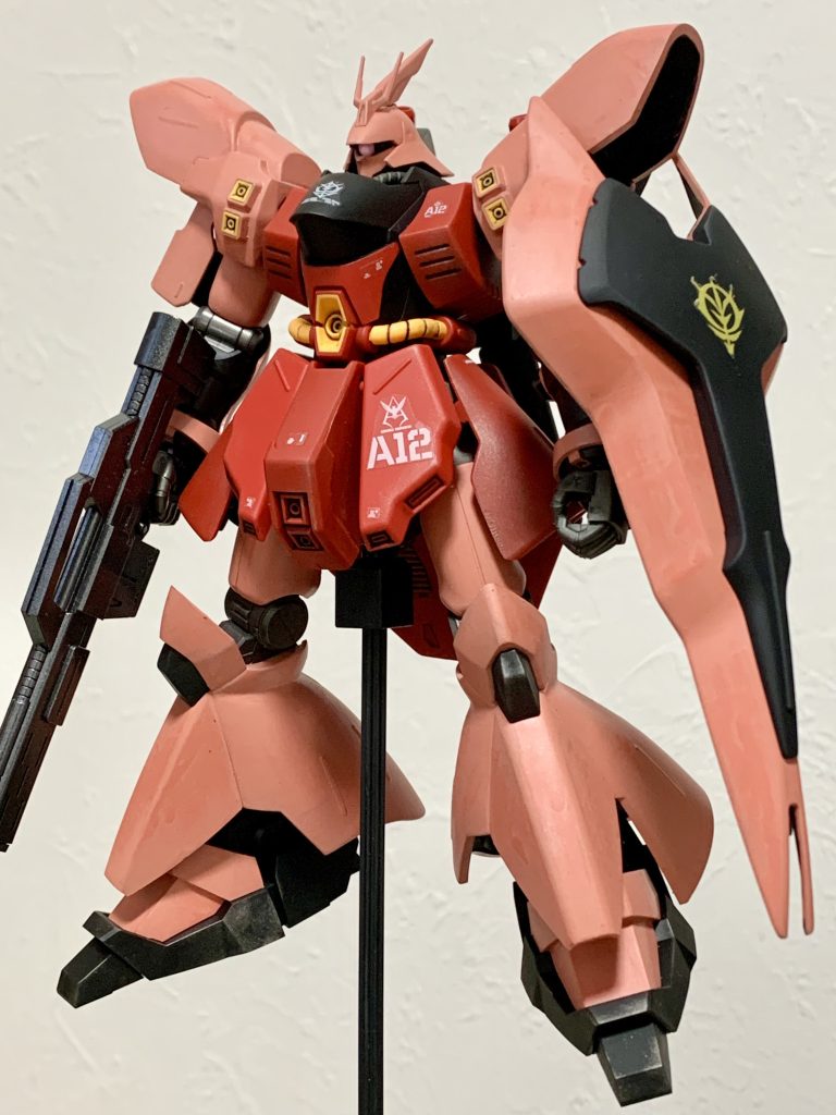 この機体に乗ってるシャアは、マスクを着けたファースト時のビジュアルを想定しております。シールドのエンブラムはネオジオンではなくジオンになります。