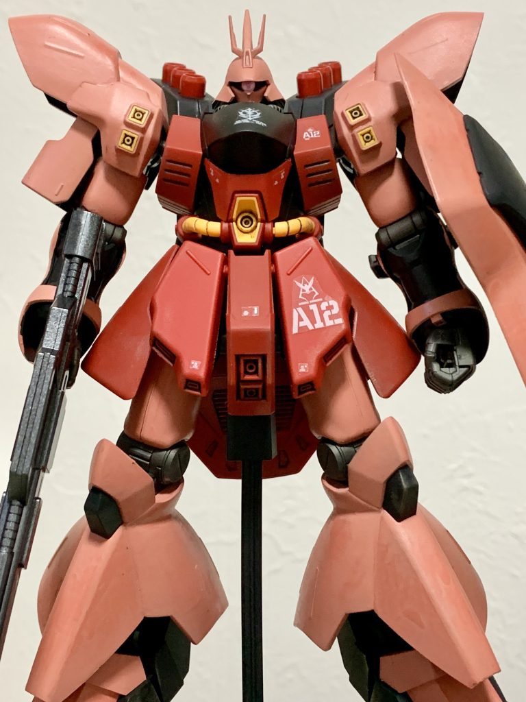 正面より。モノアイはシャアザクを意識して、ピンクのラインストーンを取り付けております。