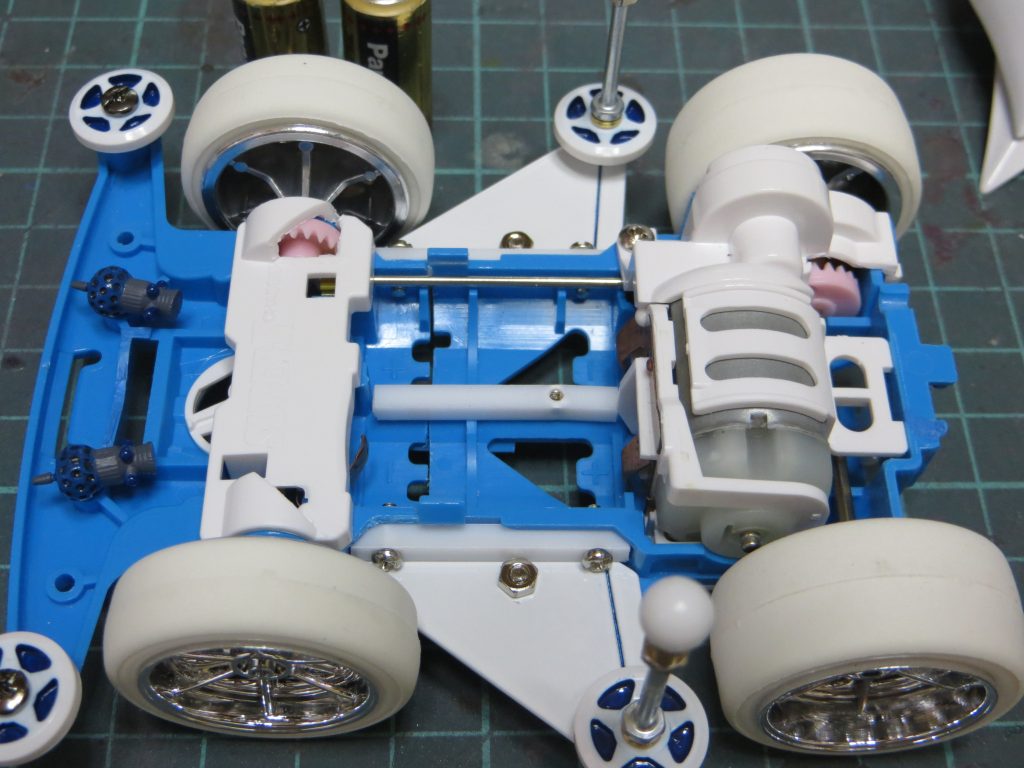 ボディを取ったところ。シャーシを2cm短縮してネジ止め。単5電池がぴったりはまります。プロペラシャフトも短縮して、ちゃんと四輪駆動する構造です。