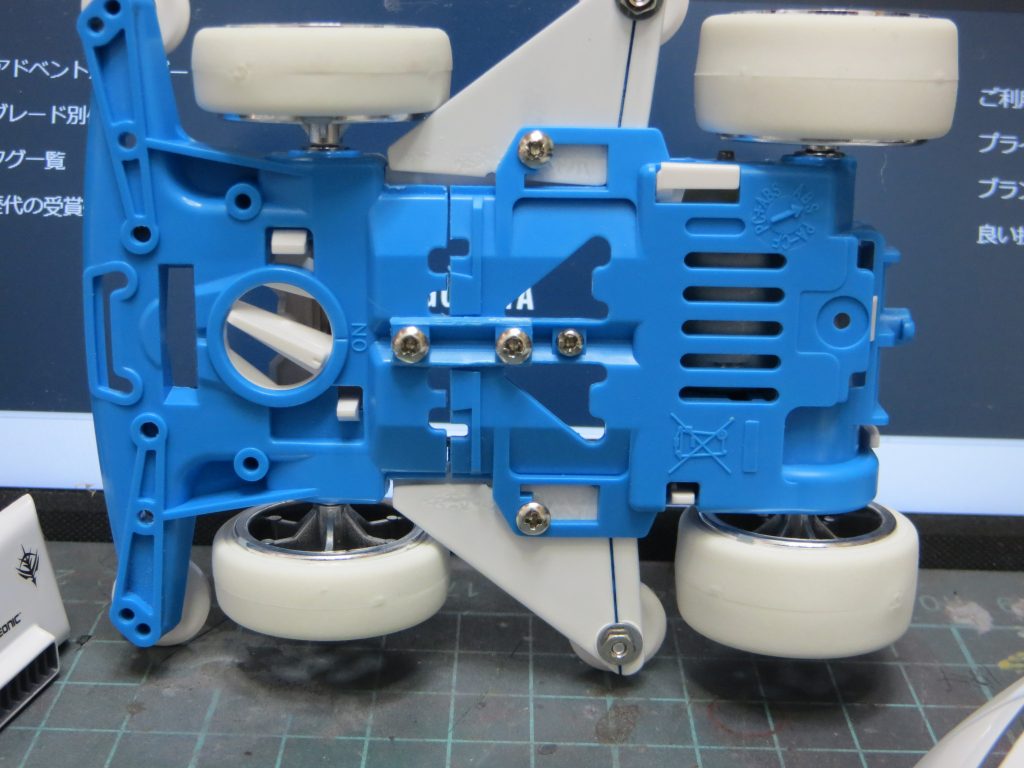 裏側。裏もいろいろとネジ止めしています。