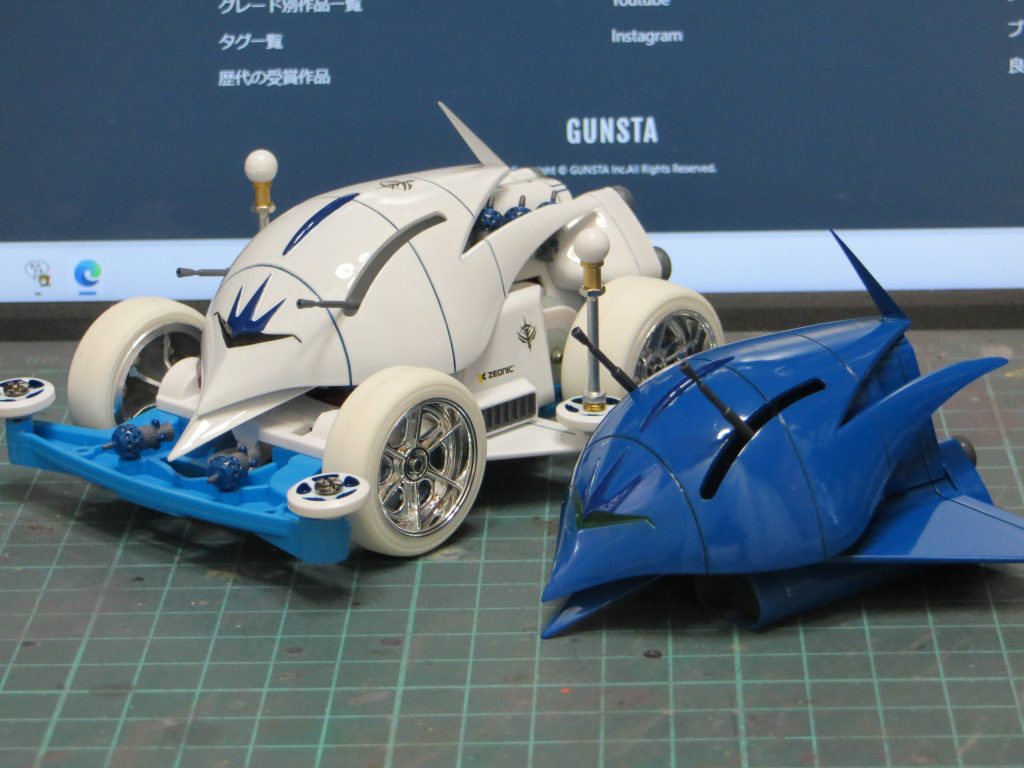 大昔に作った青いエルメスと。作り始めたときは、全体的にこの色にするつもりでした。白も面白いかもと白に変更。作成途中も、黒赤の方が良い仕上がりになりそうかなぁ等、悩みつつ作ってました。結果的に白にして大満足です。