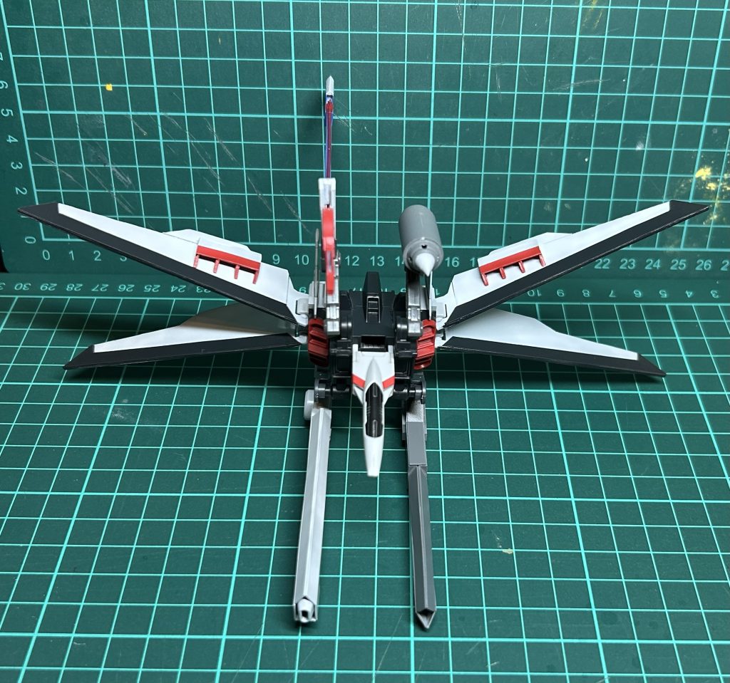 ・正面②本体下部の武装はプラ板等から製作してます。ウイングも付け根以外はプラ板から製作してます。ウイング四枚は結構大変でした💦