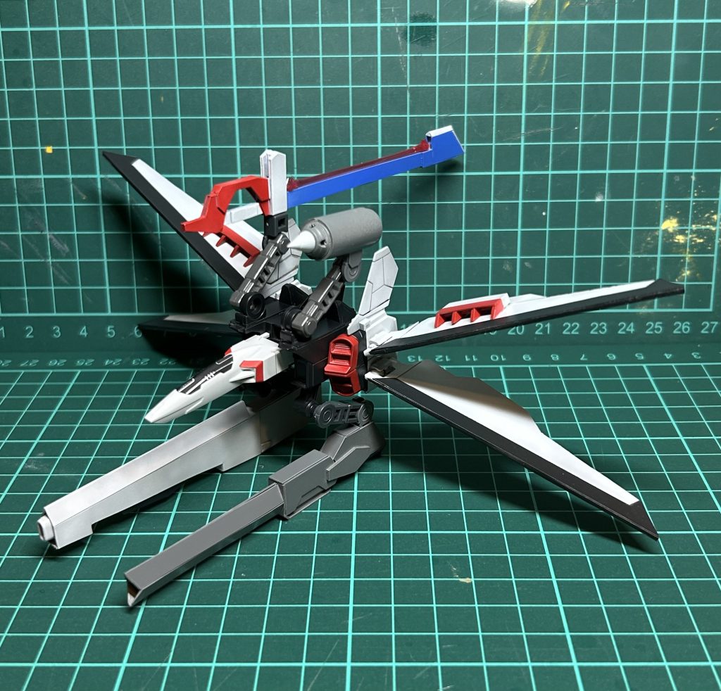 ・正面①基本的にビルドブースターが素体になるかと思いきやホントに素体だけという。しかもウイング用に二つキットが必要なのもポイントです。