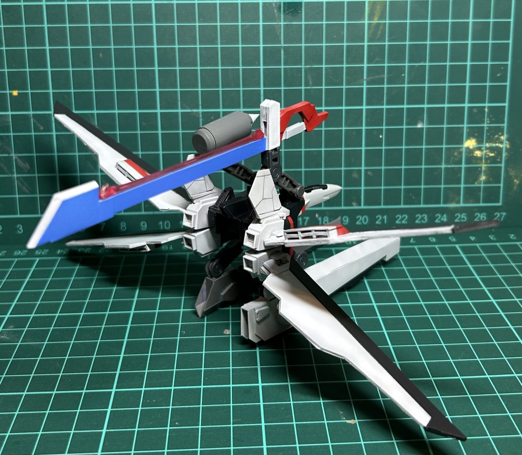 ・背面ソードのビームエフェクトはHGインフィニットジャスティスから拝借してます。ソード本体はプラ板から製作し、マスキングで塗り分けています。