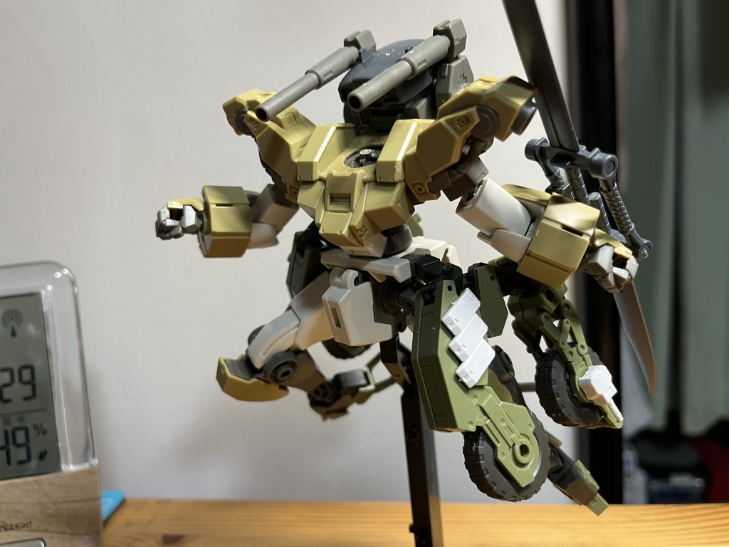 あえて頭なしです。その代わり後ろのセンサーが頭の代わりとなります。武装は試作型なので6式ツインヒートブレードとバルカンのみです。攻めてる試作機に強い武装はいらないのです。