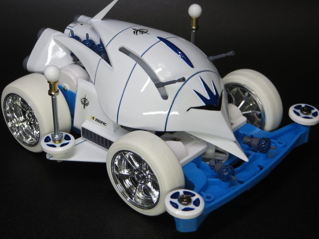 ポージングとかはできないので、いろんな角度から写真を撮るだけ。白背景では見づらいかと思い、初めての黒背景です。