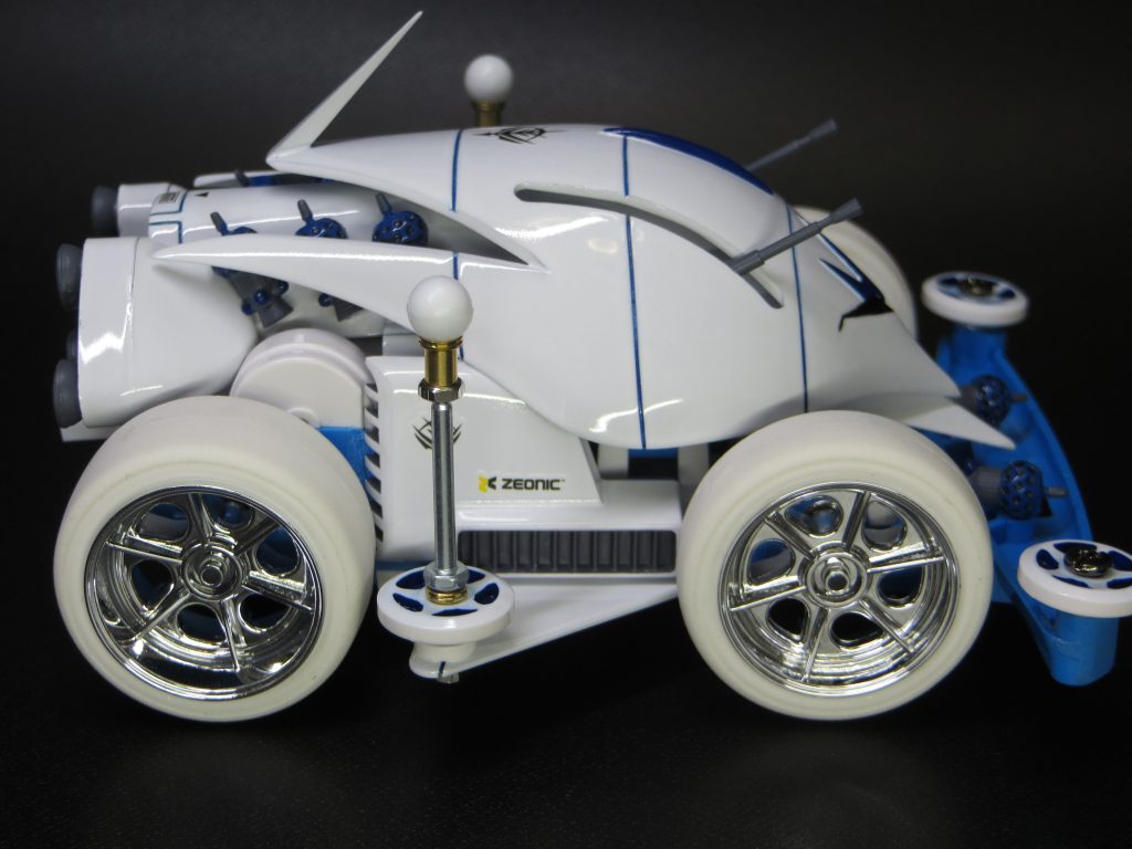 横から。バランス的に青の色合いが欲しかったので、青いビットをチラ見せしてます。