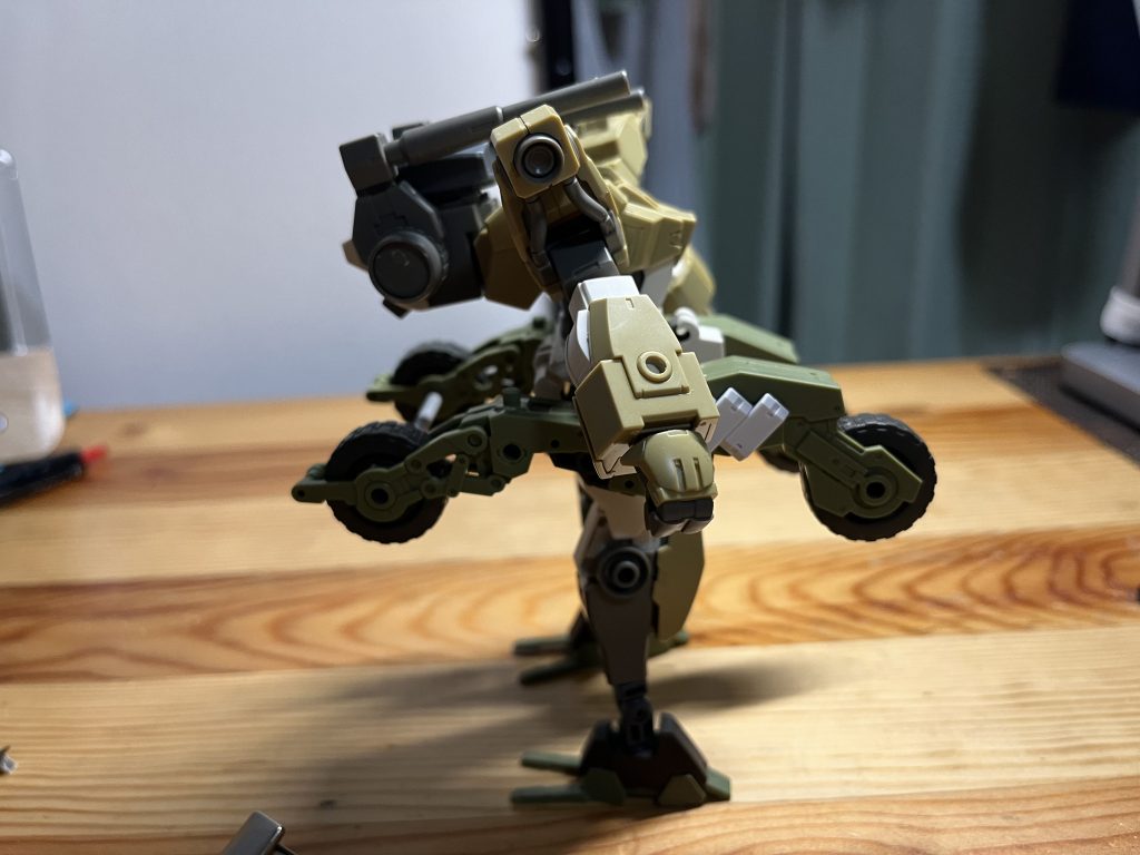 変形シークエンス。サイドスカートのアーマーを展開。